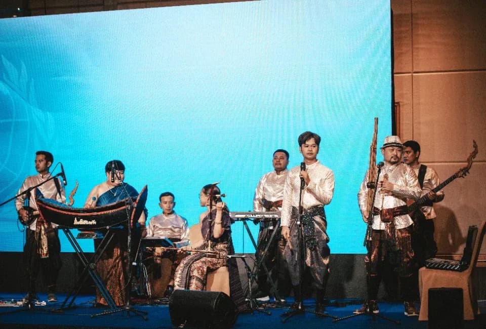 วงไทโฮมแสดงสดบนเวทีงานอีเวนต์
